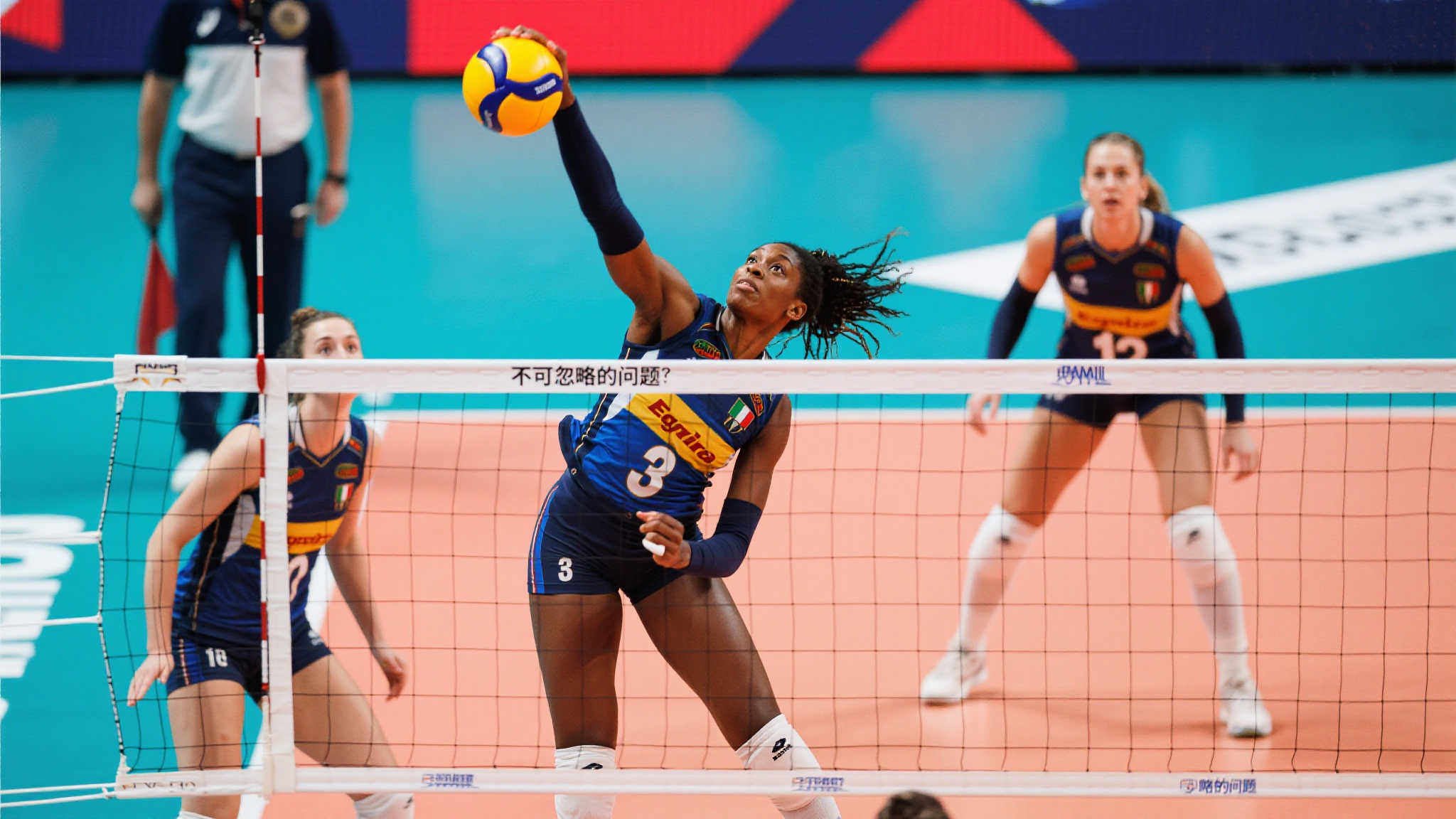 埃格努拦网判罚引发球迷热议 “不可忽略的问题”:拦网是否存在规则偏差?
对于